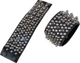 These spiked leather wrist band bracers are sold as singles so if you want a pair you need to buy 2 pieces. The photo shows two singles.